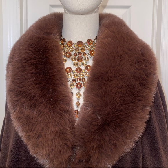 🆕 Fur Trimmed Collar Shawl Cape - Picture 7 of 8